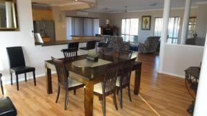 珀斯Mountain Park Retreat的用餐室以及带桌椅的起居室。