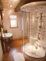 克劳斯塔尔采勒费尔德俊峰旅馆的带淋浴和盥洗盆的浴室