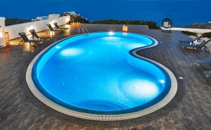 易莫洛林金东公寓的一座大型蓝色游泳池,在晚上在庭院里