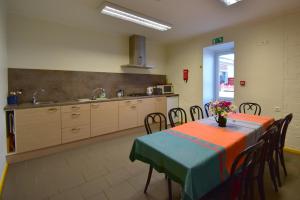 派尔努萨瑞自动旅馆的一间带桌子和椅子的厨房和一间带桌子的厨房