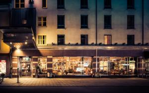 厄勒布鲁厄勒布鲁克拉丽奥酒店的夜间在建筑物前的商店