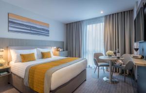 贝尔法斯特贝尔法斯特市马尔德隆酒店的酒店客房设有一张大床和一张书桌。