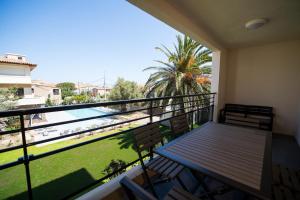利勒鲁斯Residence Saletta Casale的一个带桌椅的阳台和一个游泳池