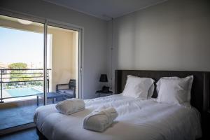 利勒鲁斯Residence Saletta Casale的一间卧室配有一张大床和毛巾