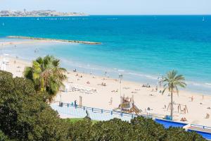 阿利坎特Alicante Ocean View的沙滩上和大海上的人