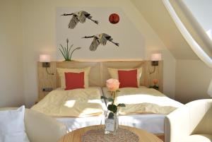 剑桥郡阿拉格海景酒店的一间卧室,配有一张床,桌子上放着花瓶