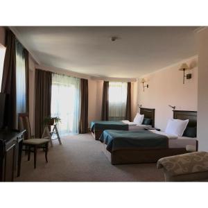 瓦尔纳嗨精品酒店的酒店客房设有三张床和电视。