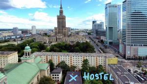 华沙Warsaw Hostel Centrum Private Rooms & Dorms的钟楼城市空中景观