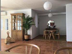拉海瑞德拉Casa El Mero的客厅配有桌子和盆栽植物