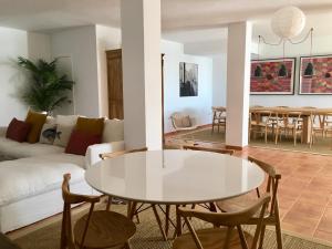 拉海瑞德拉Casa El Mero的客厅配有白色的桌子和椅子