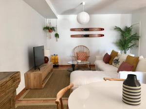 拉海瑞德拉Casa El Mero的客厅配有白色沙发和电视