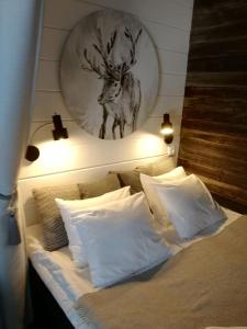 罗瓦涅米苏塔里蒂公寓的墙上挂着鹿的照片的床