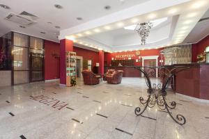 喀山里贾纳纳彼得堡斯克伊酒店的大堂设有红色的墙壁和玻璃柜台