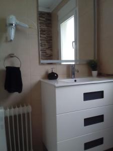 波尔托马林波尔托马林阿科瓦旅舍的浴室设有白色水槽和镜子