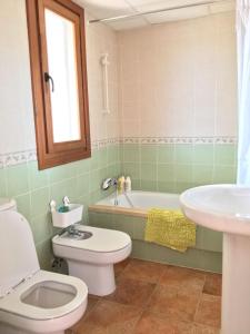 阿亚蒙特Mi trocito de Cielo Ayamonte的浴室配有卫生间、盥洗盆和浴缸。