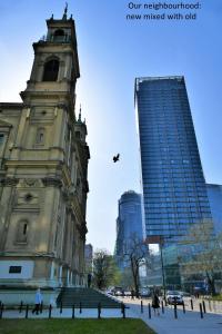 华沙Warsaw Hostel Centrum Private Rooms & Dorms的一座城市中带有钟楼的历史建筑