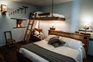 普拉吉拉托Lous Escartoun的一间卧室设有两张双层床和梯子