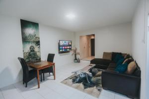棕榈滩Buddha Studios Aruba的客厅配有沙发和桌子