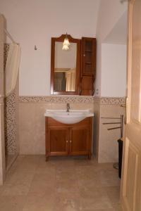 GiulianoCasa Jacqueline al borgo的一间带水槽和镜子的浴室