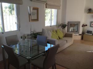 TibiPinada del Rio Villa, Alicante的带沙发和玻璃桌的客厅
