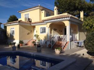 TibiPinada del Rio Villa, Alicante的一座房子前面设有游泳池