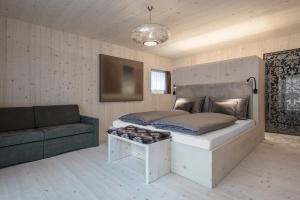 塞尔瓦迪加尔代纳山谷Artefugium Atelier - Apartments的一间卧室配有一张大床和一张沙发