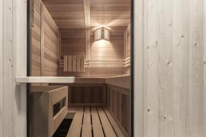 塞尔瓦迪加尔代纳山谷Artefugium Atelier - Apartments的一间铺有木地板的木墙桑拿浴室