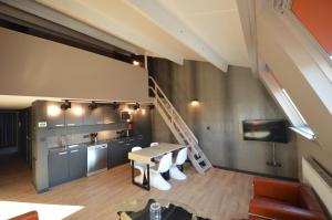 列日Amosa Liège City Centre Apart Donceel 6的一间带楼梯的客厅和一间厨房