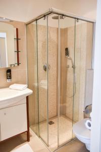 维也纳雷德尔旅馆的浴室里设有玻璃门淋浴