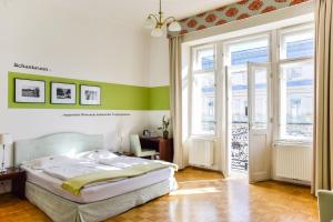 维也纳雷德尔旅馆的卧室配有一张床、一张书桌和窗户。