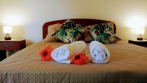 安加罗阿Cabañas Te Maori的床上有毛巾和填充动物
