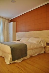 Hospedium Hotel La Marina Costa da Morte客房内的一张或多张床位