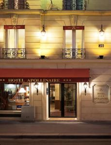 巴黎阿波丽娜尔酒店的建筑前方有标志的酒店建筑
