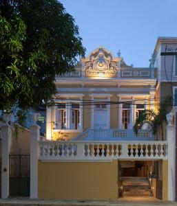 马瑙斯亚马逊别墅酒店的带阳台的大型黄色建筑