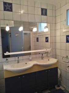 普勒默尔博杜Côte de granit rose的浴室设有2个水槽和镜子