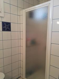 普勒默尔博杜Côte de granit rose的浴室里设有玻璃门淋浴