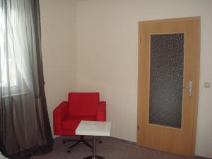 阿伦斯费尔德索尔图尔旅馆的门房里的红色椅子
