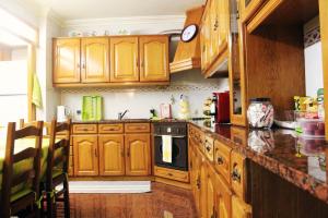 纳扎雷GuestHouse Pombinha的厨房配有木制橱柜和台面
