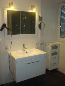 阿伦斯费尔德索尔图尔旅馆的白色的浴室设有水槽和镜子