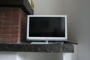 达沃斯罗卡贝拉公寓的砖墙旁石架上的电视