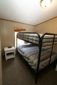 普廷贝Island Club #93的一间卧室设有两张双层床和一扇窗户。