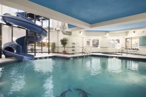 斯特拉斯莫尔斯特拉斯莫尔旅程住宿酒店的一座大楼内带水滑梯的游泳池