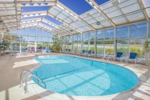 科尔宾科尔宾贝蒙特旅馆套房酒店的一座带玻璃天花板的大型游泳池