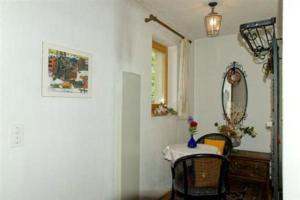 策尔内茨Studio in Chasa Quirin的配有桌椅和镜子的客房