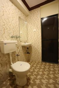 马普萨Motel La Grandeur的一间带卫生间和水槽的浴室