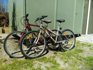 Cape FoulwindOkari Cottage的两辆自行车在草地上彼此停放