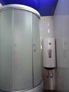 乔尔蓬阿塔Inn Kochevnik的配有热水器的白色橱柜