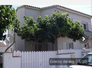 托里代巴拉Casa _pareada con piscina y jardin privado的房屋前的白色围栏