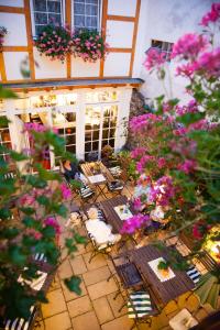 坎普-博尔恩霍芬贝克尔酒店的户外庭院设有桌椅和鲜花