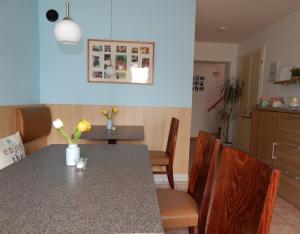 维斯马Pension am Burgwall的厨房配有餐桌、椅子和柜台